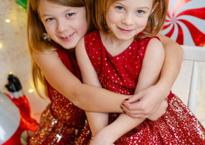 Zwei Mädchen mit roten Glitzerkleidern