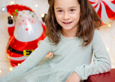 Ein Mädchen lehnt sich auf ein Geschenk